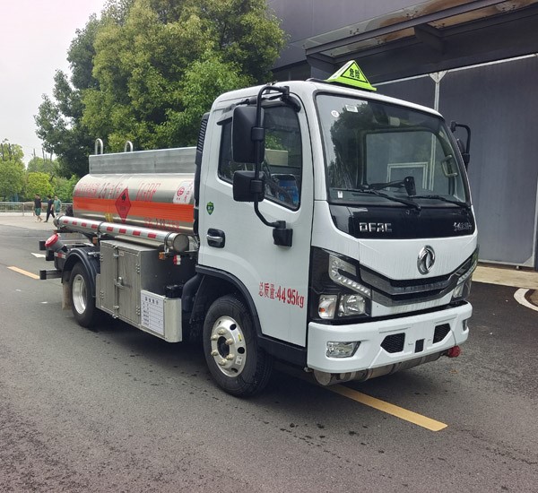 2.16方東風(fēng)多利卡D5油罐車(chē)