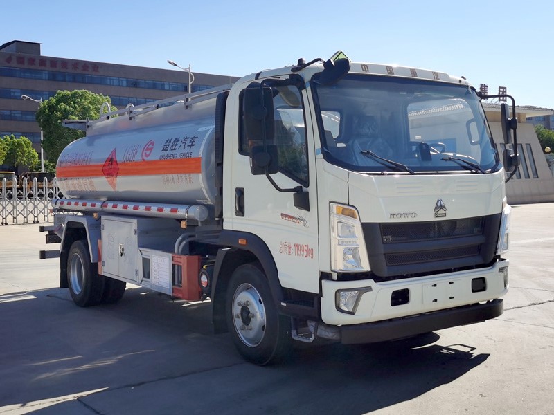 8.3方重汽豪沃加油車(chē)