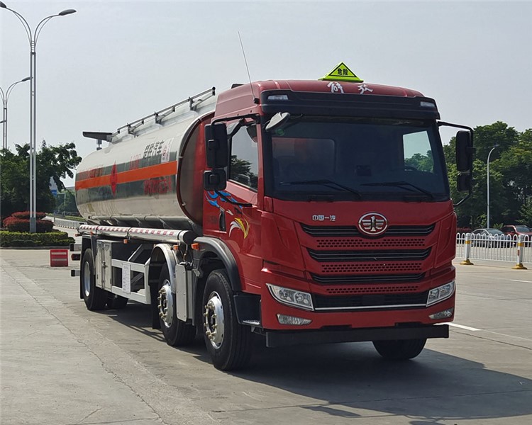 21.1方青島解放小三軸鋁合金運(yùn)油車(chē)