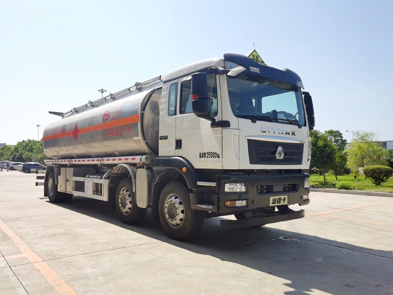 18方重汽汕德卡小三軸鋁合金運(yùn)油車(chē)