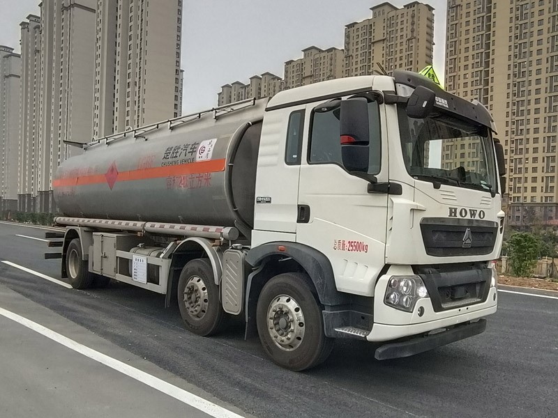 24.1方重汽豪沃小三軸鋁合金運(yùn)油車(chē)