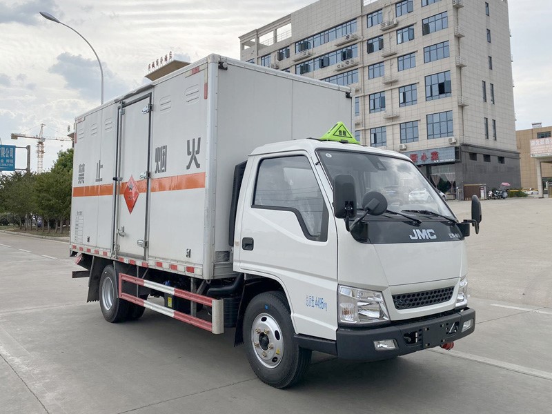CSC5040XRYJ6型易燃液體廂式運(yùn)輸車(chē)