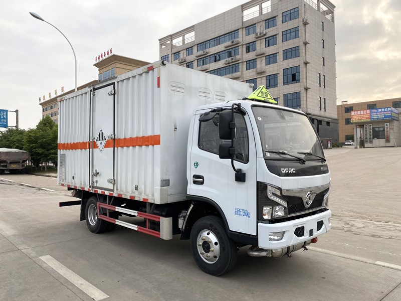 CSC5075XZW6型雜項(xiàng)危險(xiǎn)物品廂式運(yùn)輸車(chē)