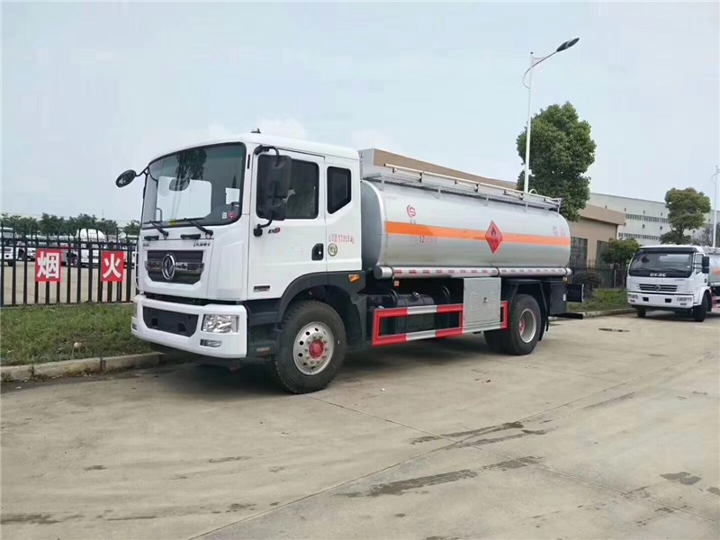 廣西桂林李老板購買壹臺(tái)東風(fēng)D9加油車簽訂合同