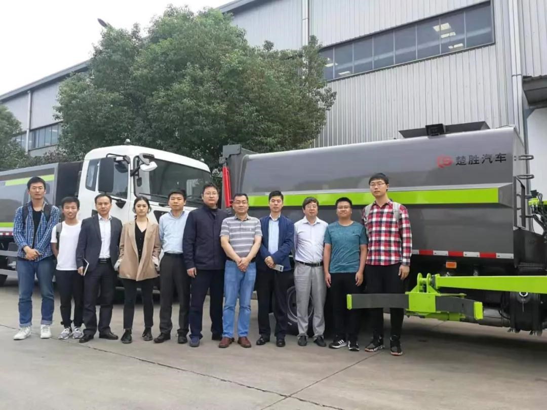 驚艷！“智能機(jī)械臂”自裝卸式垃圾車震撼問世